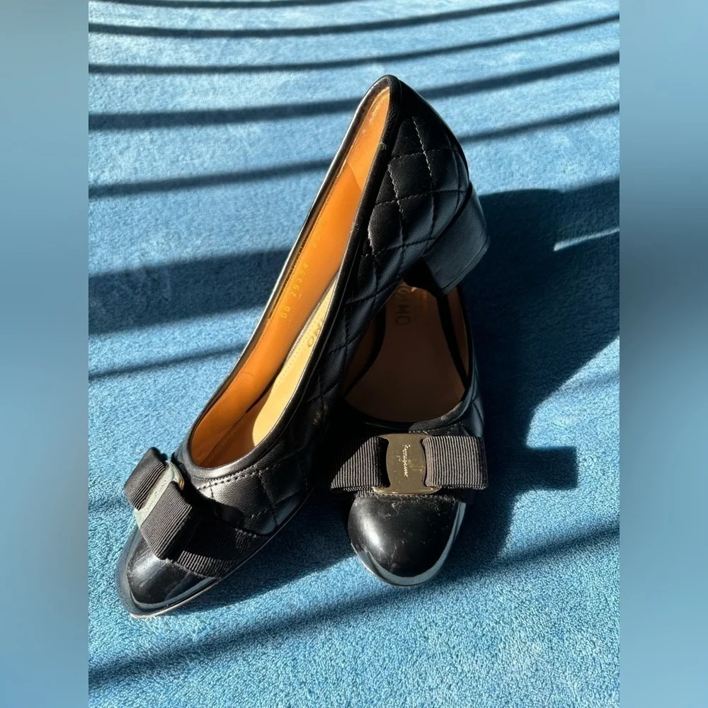 Ferragamo Vara Bow Pumps Black Patent Leather Heels Size 8.5 B - Picture 9 of 14